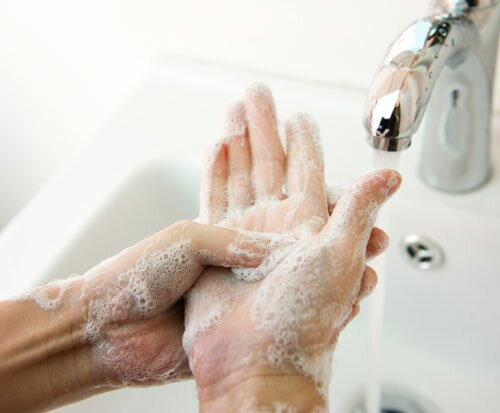 Rửa tay bằng xà phòng sát khuẩn phòng tránh bệnh chân tay miệng