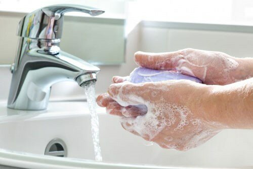 Rửa tay bằng xà phòng sát khuẩn